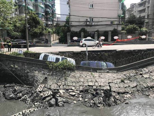 轎車側(cè)滑倒至河岸現(xiàn)場示意圖